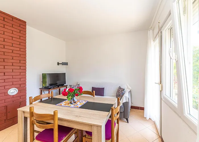 2 Bedroom Cozy In Apartament