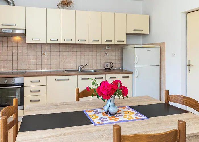 2 Bedroom Cozy In Trogir